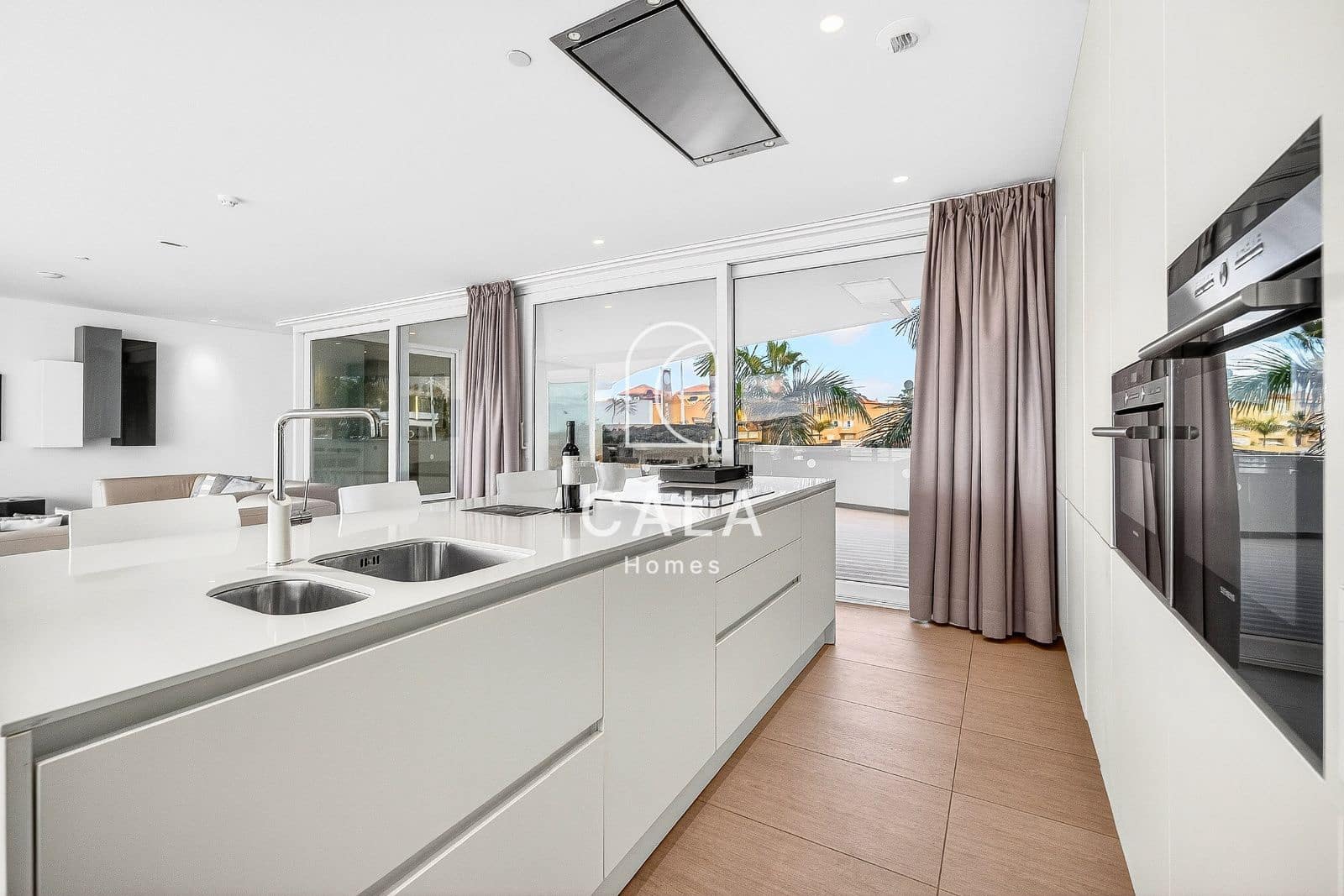 2 bedroom Flat for sale in Playa del Duque with pool garage - € 1,200,000 (Ref: 9635172)