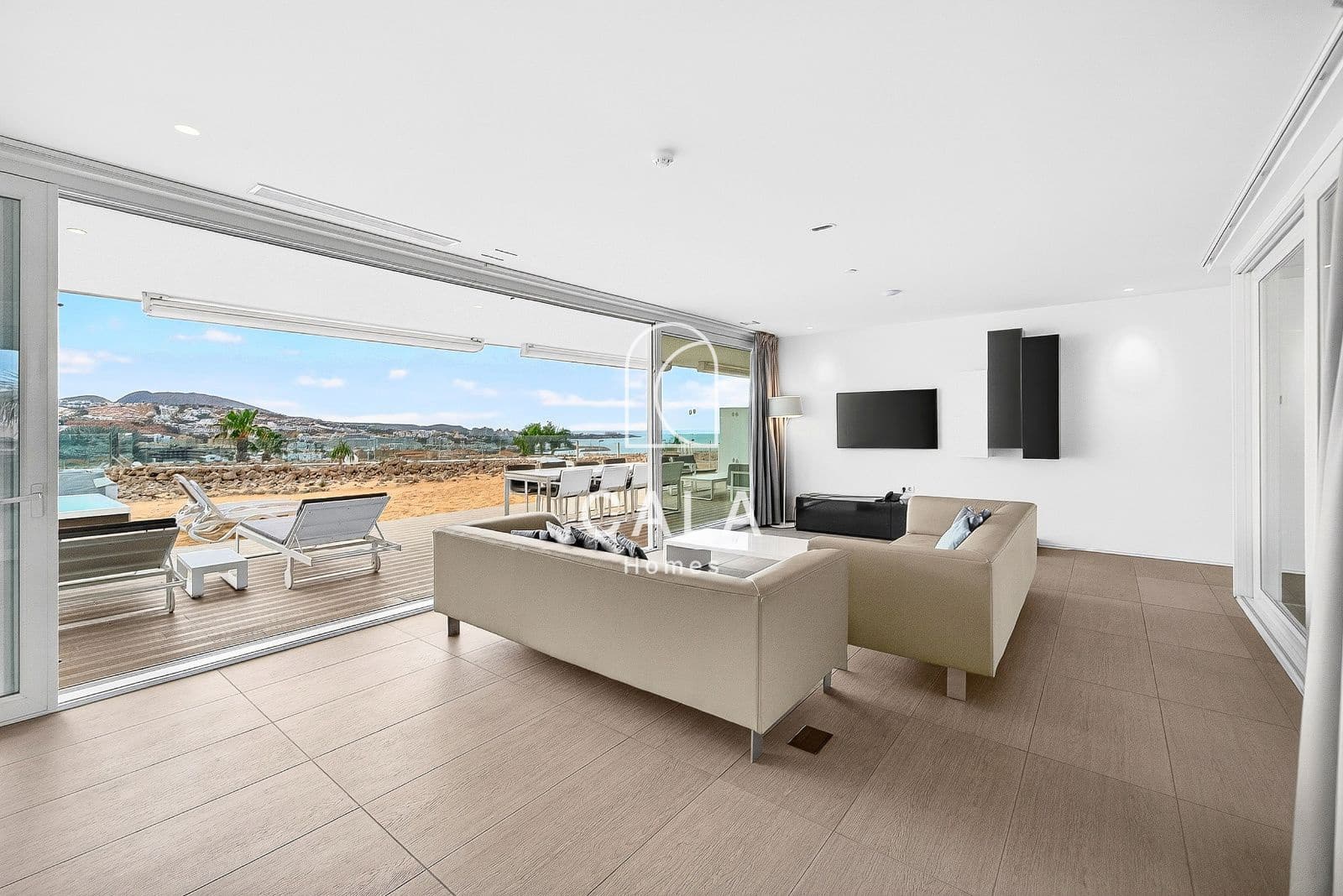 2 bedroom Flat for sale in Playa del Duque with pool garage - € 1,200,000 (Ref: 9635172)