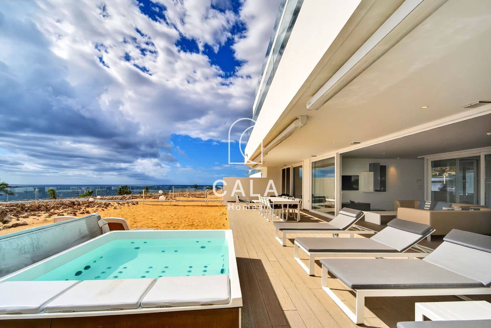 2 bedroom Flat for sale in Playa del Duque with pool garage - € 1,200,000 (Ref: 9635172)