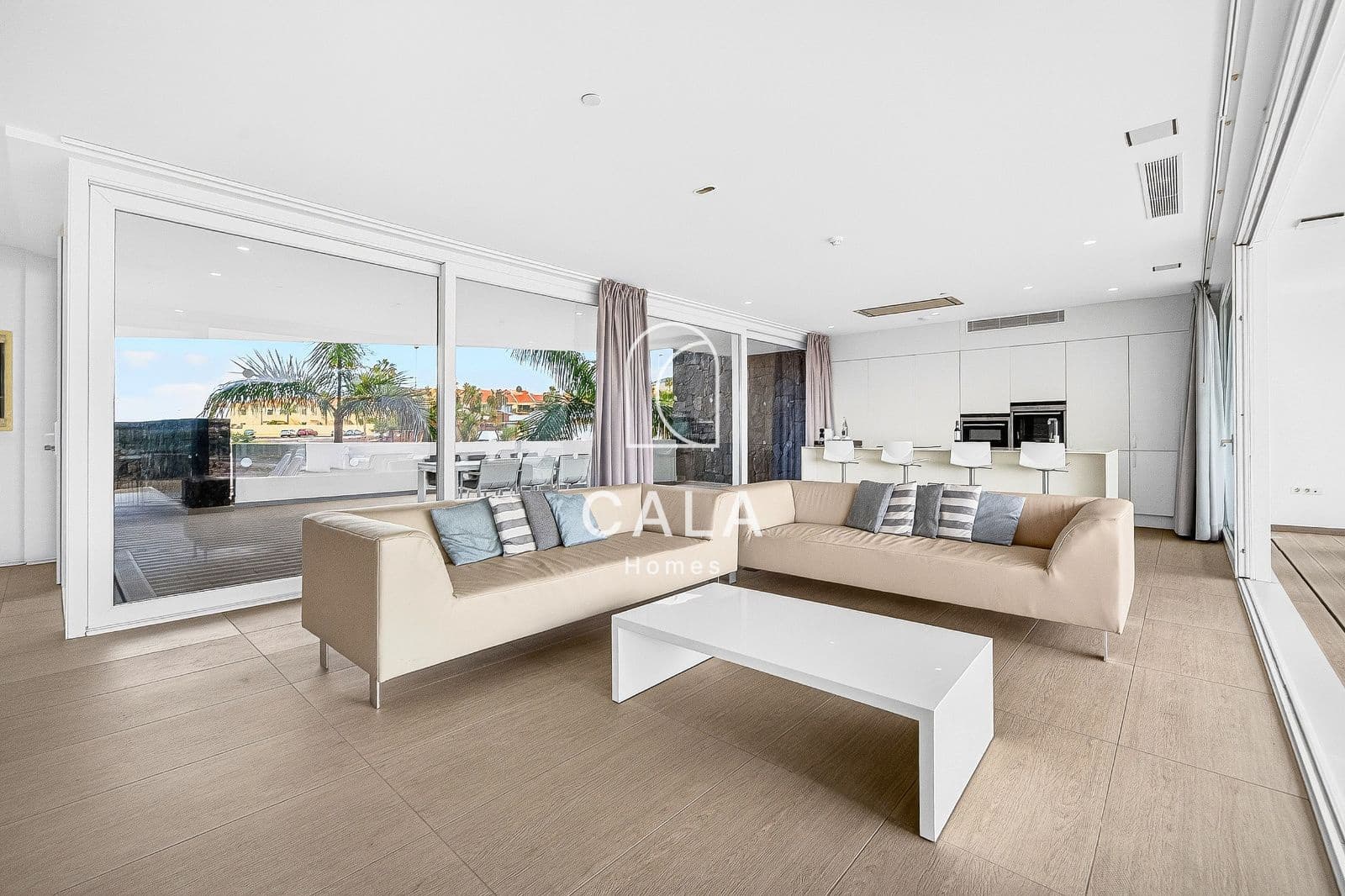 2 bedroom Flat for sale in Playa del Duque with pool garage - € 1,200,000 (Ref: 9635172)