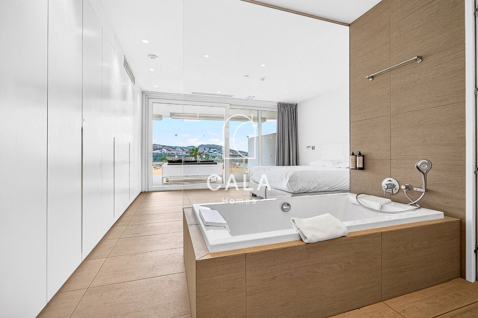 2 bedroom Flat for sale in Playa del Duque with pool garage - € 1,200,000 (Ref: 9635172)