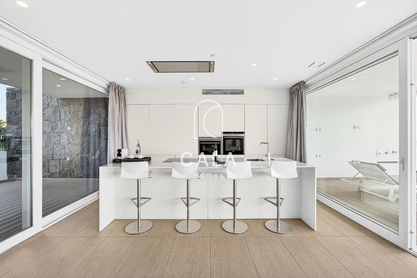 2 bedroom Flat for sale in Playa del Duque with pool garage - € 1,200,000 (Ref: 9635172)