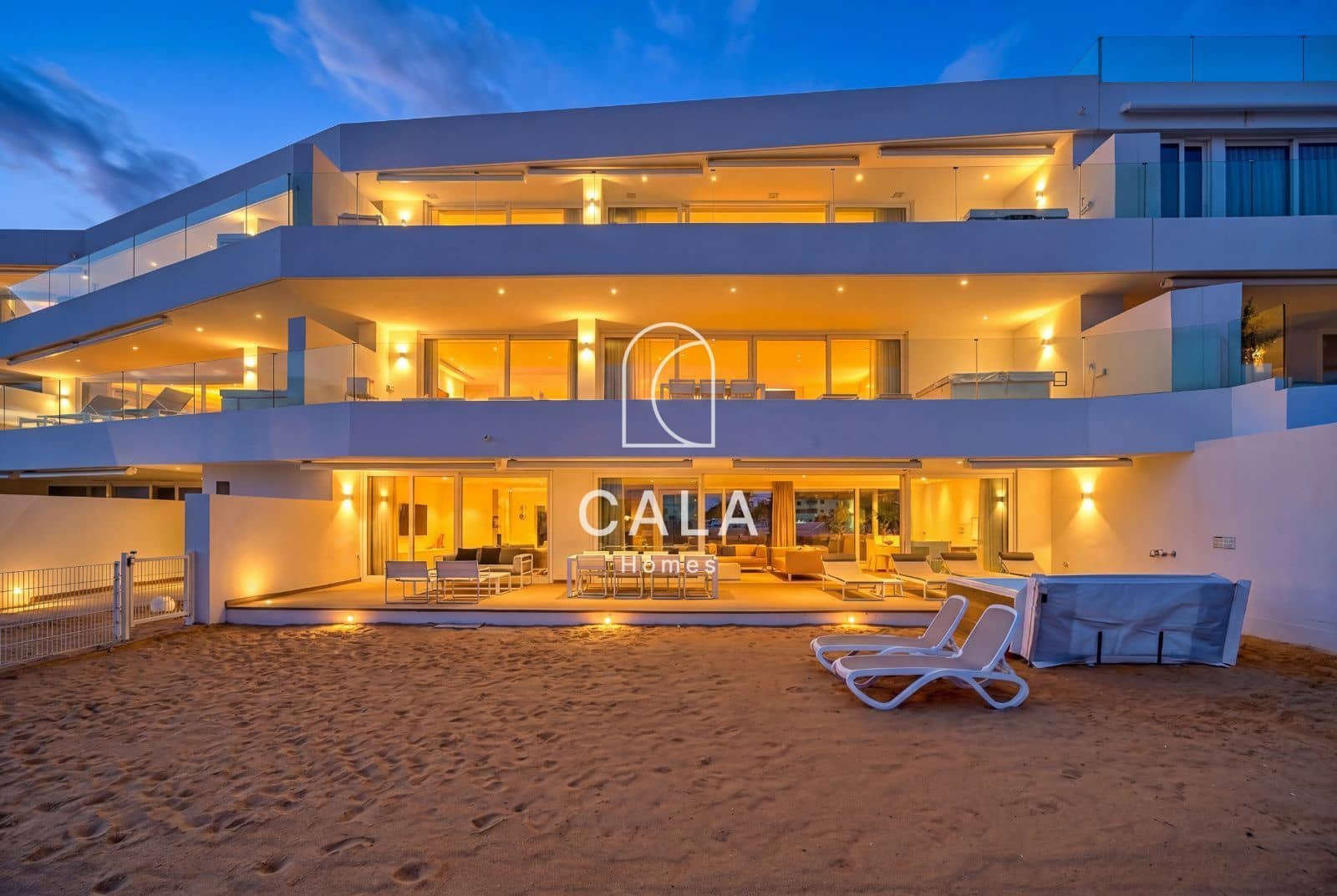 2 bedroom Flat for sale in Playa del Duque with pool garage - € 1,200,000 (Ref: 9635172)