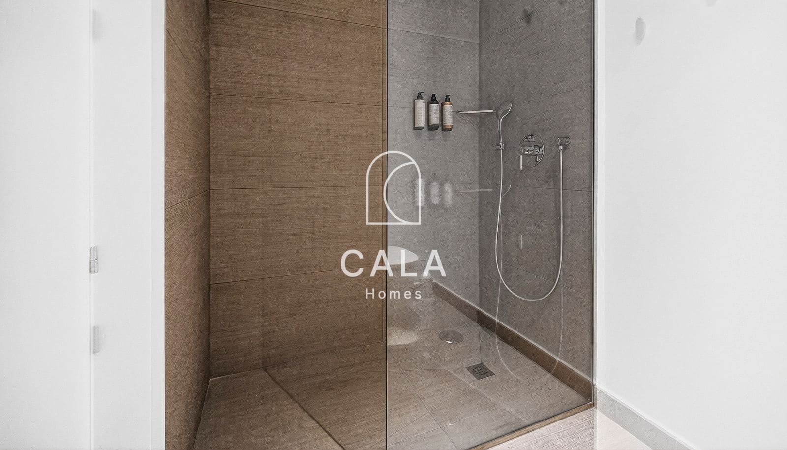 2 bedroom Flat for sale in Playa del Duque with pool garage - € 1,200,000 (Ref: 9635172)