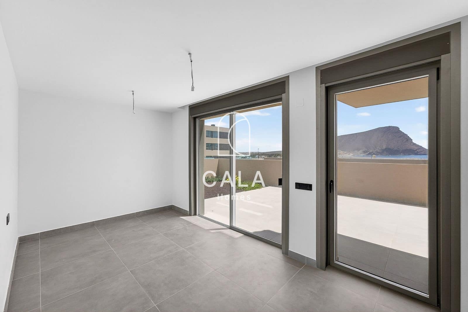 3 bedroom Flat for sale in El Medano with pool garage - € 590,000 (Ref: 9734064)