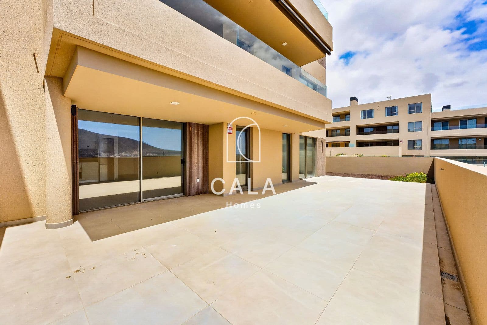 3 bedroom Flat for sale in El Medano with pool garage - € 590,000 (Ref: 9734064)