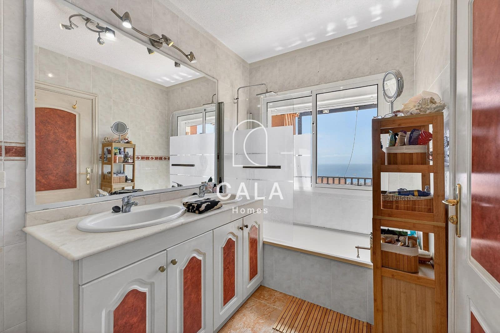 4 makuuhuone Omakotitalo myytävänä paikassa Torviscas mukana uima-altaan 
autotalli - 895 000 € (Ref: 9772034)