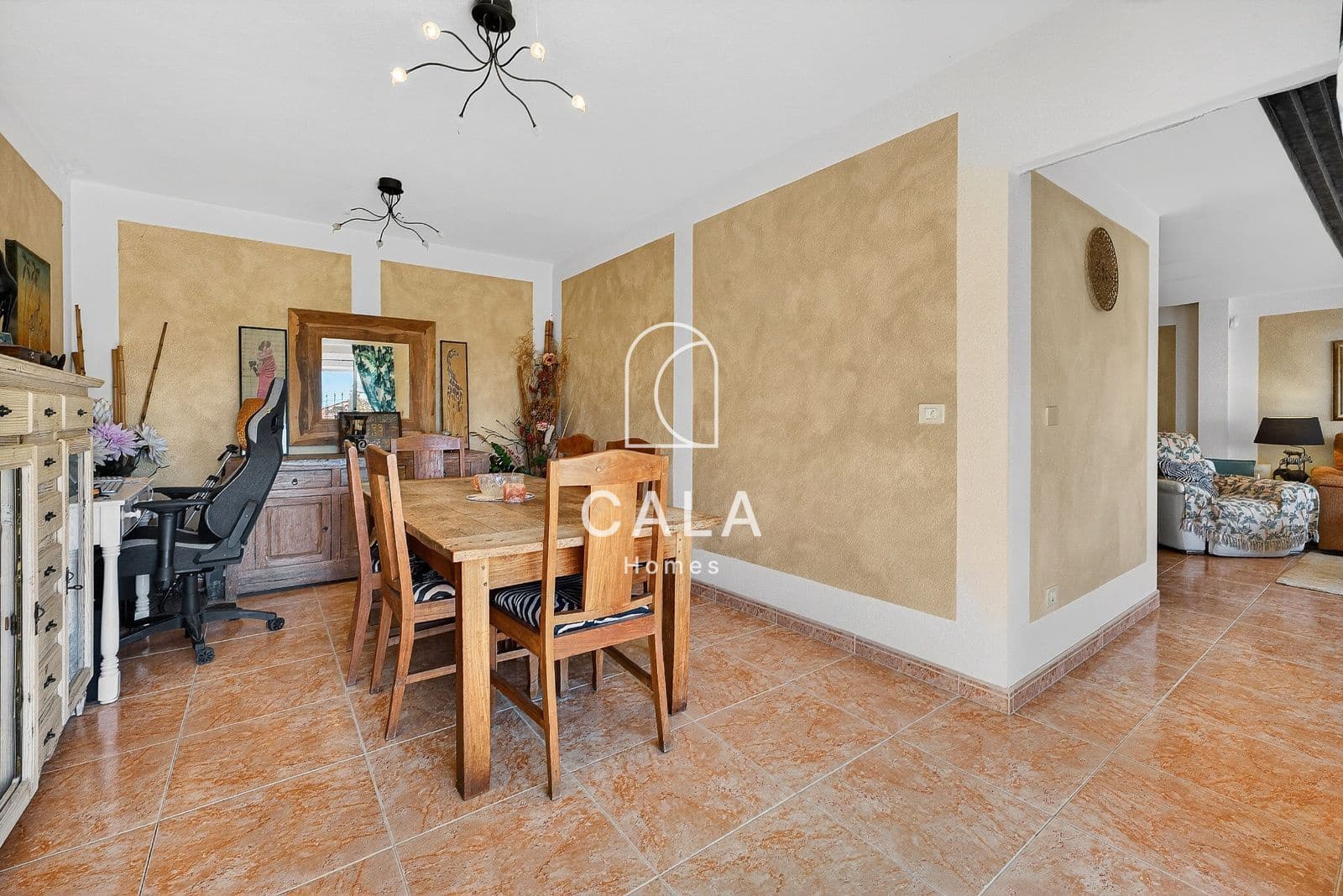 4 makuuhuone Omakotitalo myytävänä paikassa Torviscas mukana uima-altaan 
autotalli - 895 000 € (Ref: 9772034)