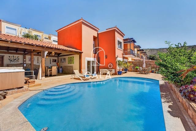 4 makuuhuone Omakotitalo myytävänä paikassa Torviscas, Adeje mukana uima-altaan 
autotalli - 895 000 € (Ref: 9772034)