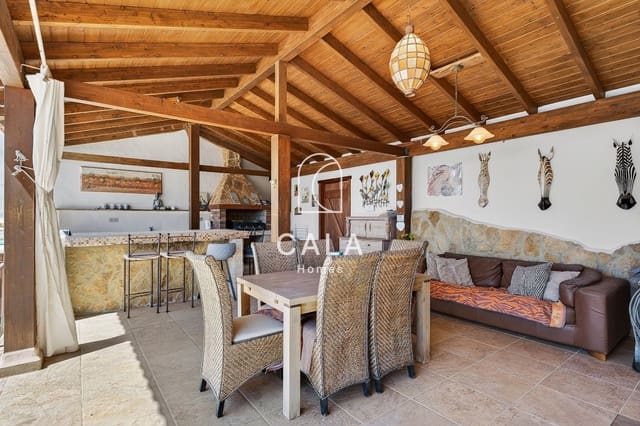 4 makuuhuone Omakotitalo myytävänä paikassa Torviscas, Adeje mukana uima-altaan 
autotalli - 895 000 € (Ref: 9772034)