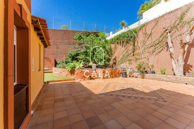 4 makuuhuone Omakotitalo myytävänä paikassa Torviscas, Adeje mukana uima-altaan 
autotalli - 895 000 € (Ref: 9772034)