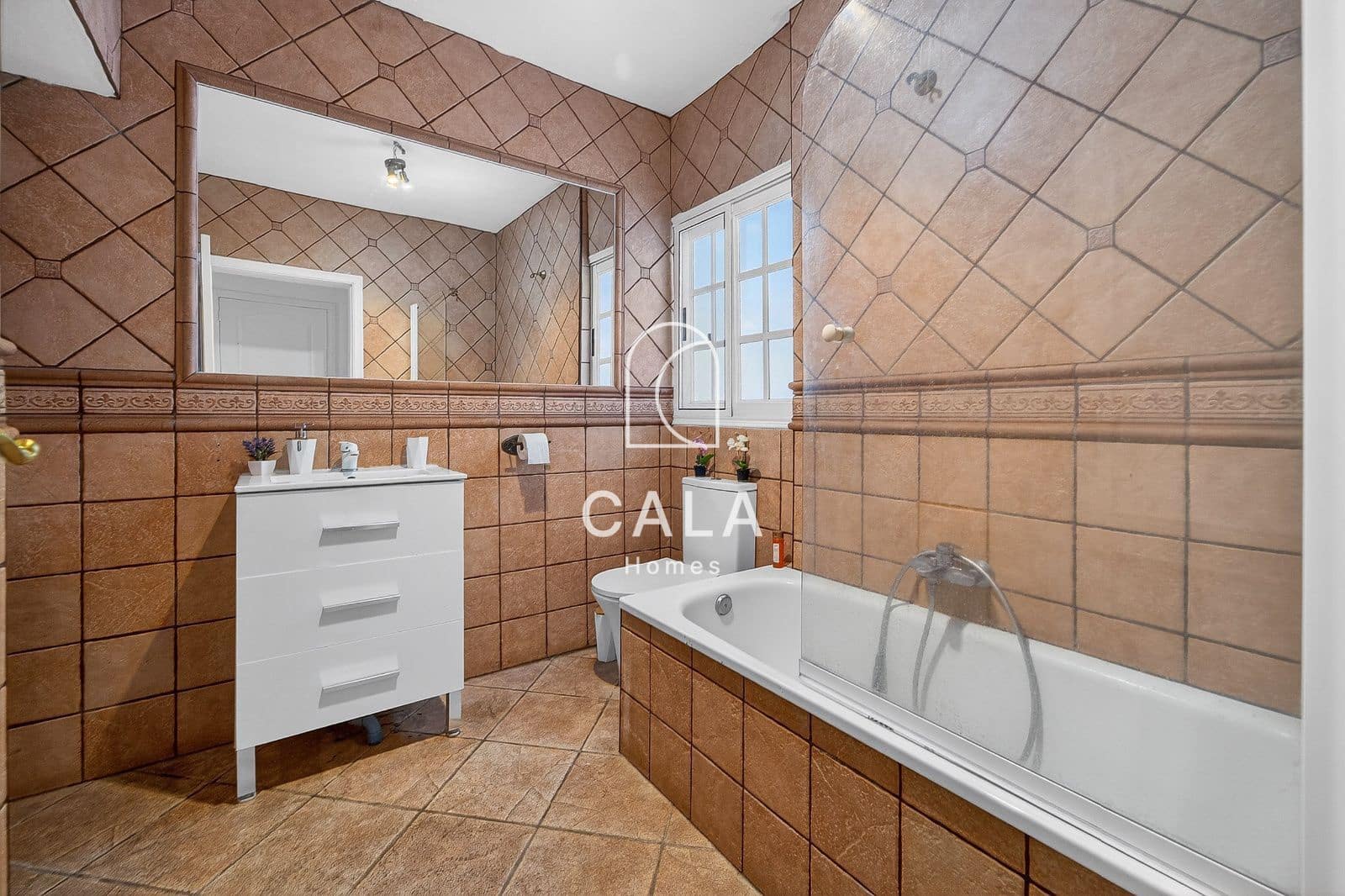 5 slaapkamer Villa te koop in Piedra Hincada met garage - € 977.000 (Ref: 9793506)