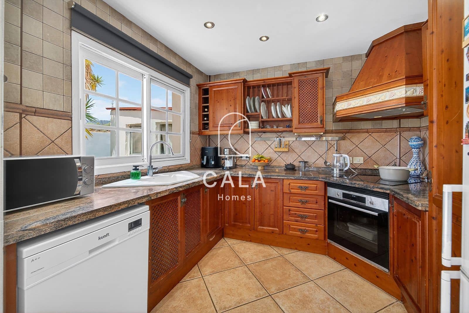 5 slaapkamer Villa te koop in Piedra Hincada met garage - € 977.000 (Ref: 9793506)