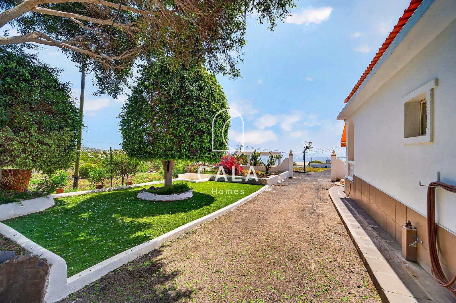 5 slaapkamer Villa te koop in Piedra Hincada met garage - € 977.000 (Ref: 9793506)