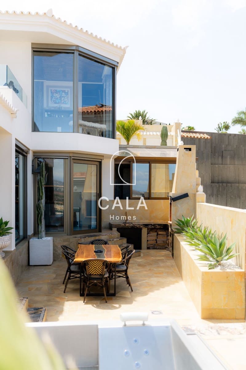 5 makuuhuone Omakotitalo myytävänä paikassa Costa Adeje mukana uima-altaan 
autotalli - 5 500 000 € (Ref: 9807023)