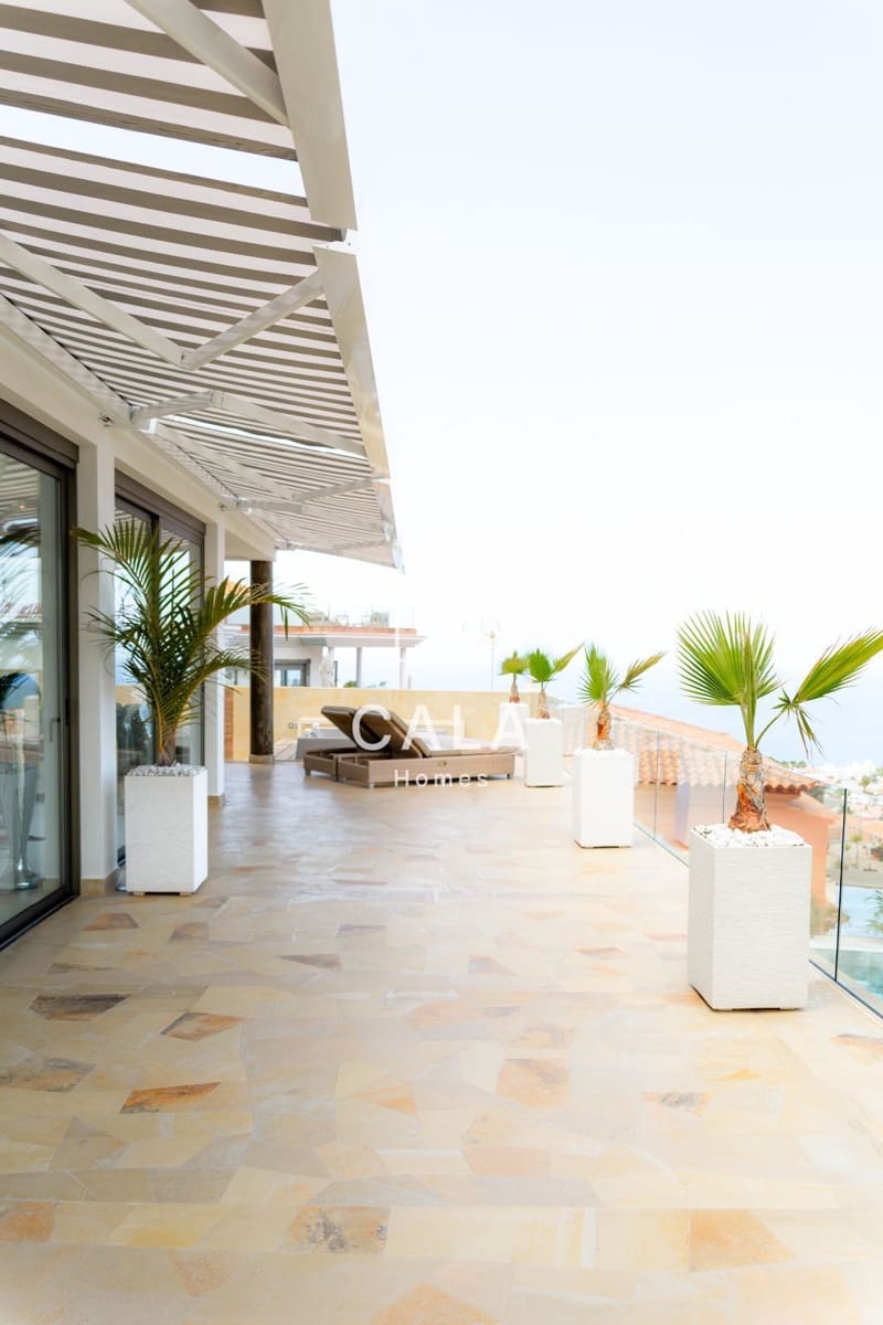 5 makuuhuone Omakotitalo myytävänä paikassa Costa Adeje mukana uima-altaan 
autotalli - 5 500 000 € (Ref: 9807023)