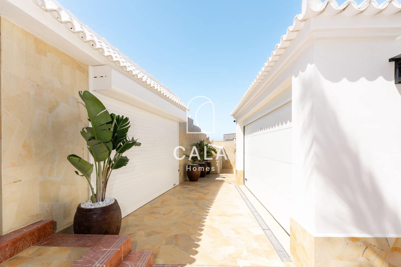 5 makuuhuone Omakotitalo myytävänä paikassa Costa Adeje mukana uima-altaan 
autotalli - 5 500 000 € (Ref: 9807023)