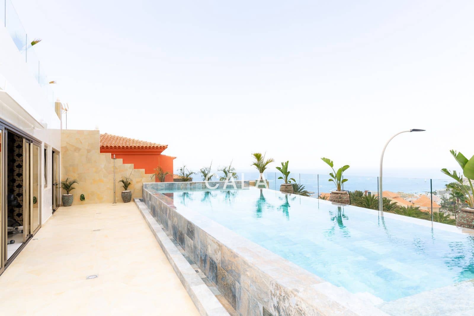 5 makuuhuone Omakotitalo myytävänä paikassa Costa Adeje mukana uima-altaan 
autotalli - 5 500 000 € (Ref: 9807023)