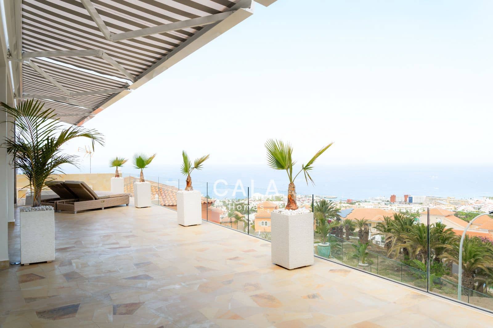 5 makuuhuone Omakotitalo myytävänä paikassa Costa Adeje mukana uima-altaan 
autotalli - 5 500 000 € (Ref: 9807023)