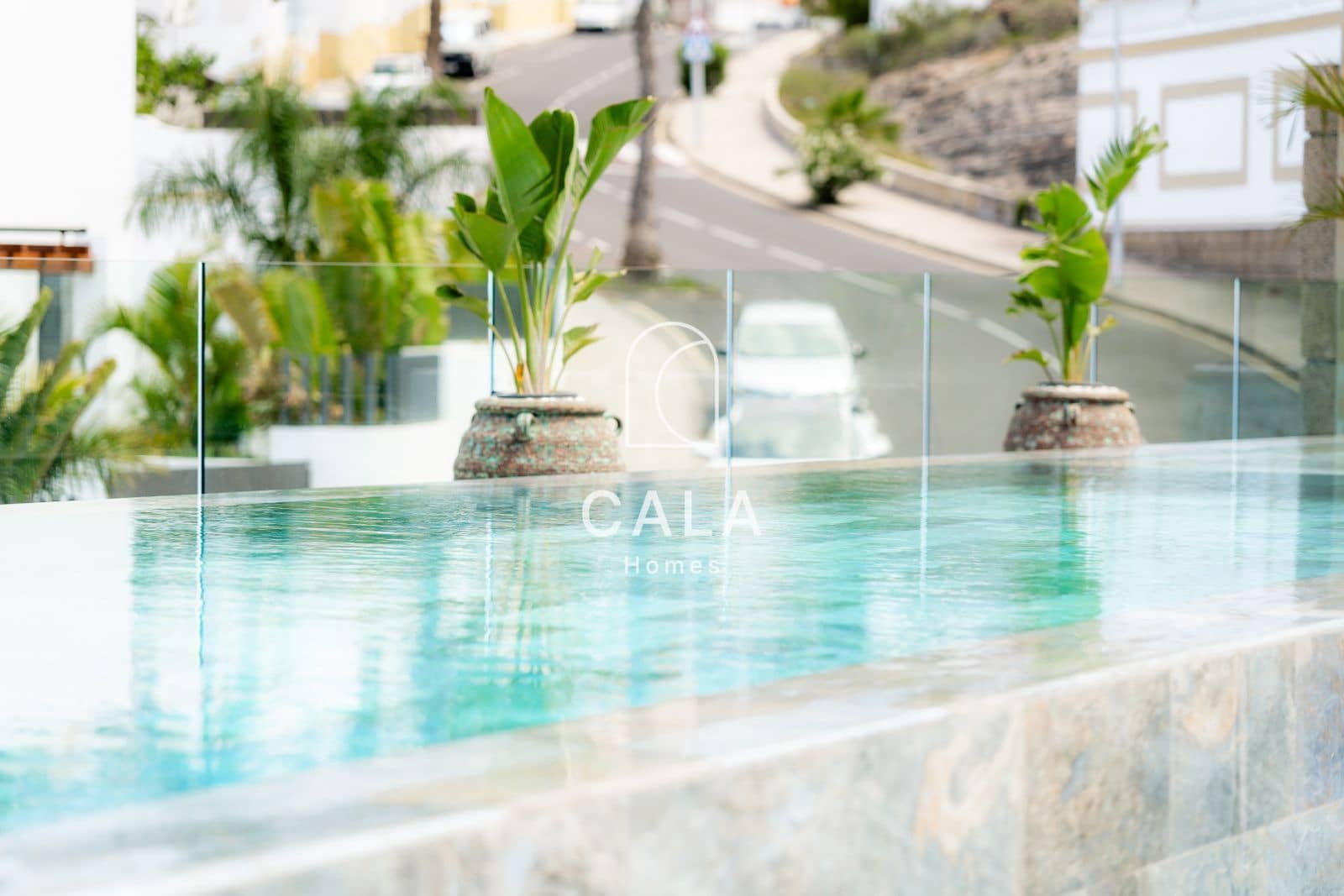 5 makuuhuone Omakotitalo myytävänä paikassa Costa Adeje mukana uima-altaan 
autotalli - 5 500 000 € (Ref: 9807023)