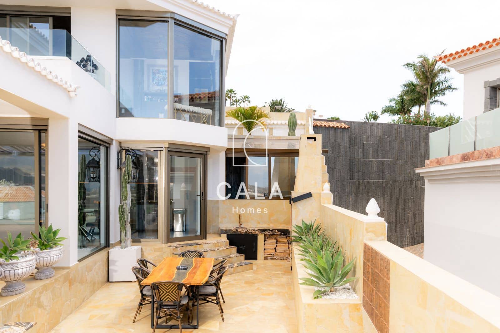 5 makuuhuone Omakotitalo myytävänä paikassa Costa Adeje mukana uima-altaan 
autotalli - 5 500 000 € (Ref: 9807023)