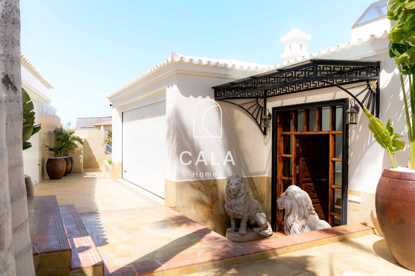 5 makuuhuone Omakotitalo myytävänä paikassa Costa Adeje mukana uima-altaan 
autotalli - 5 500 000 € (Ref: 9807023)