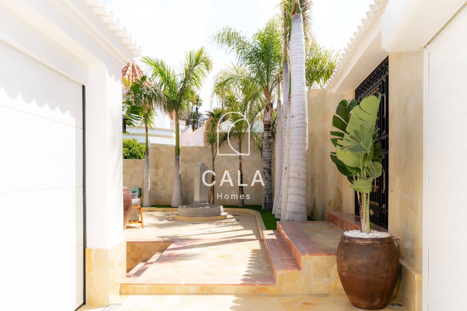 5 makuuhuone Omakotitalo myytävänä paikassa Costa Adeje mukana uima-altaan 
autotalli - 5 500 000 € (Ref: 9807023)