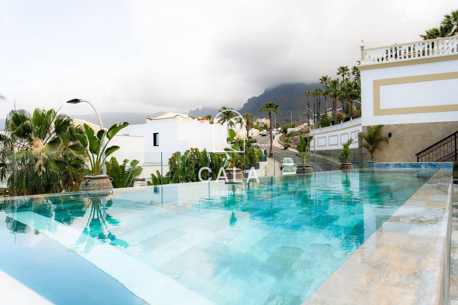 5 makuuhuone Omakotitalo myytävänä paikassa Costa Adeje mukana uima-altaan 
autotalli - 5 500 000 € (Ref: 9807023)