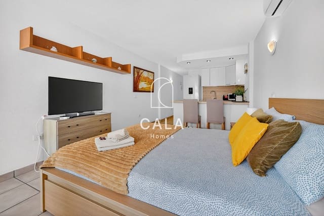 Piso en Playa de las Américas, Adeje en venta con piscina - 220.000 € (Ref: 9815045)