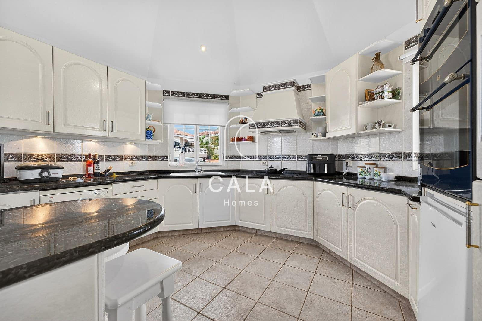 4 bedroom Villa for sale in Callao Salvaje with pool garage - € 1,175,000 (Ref: 9824223)