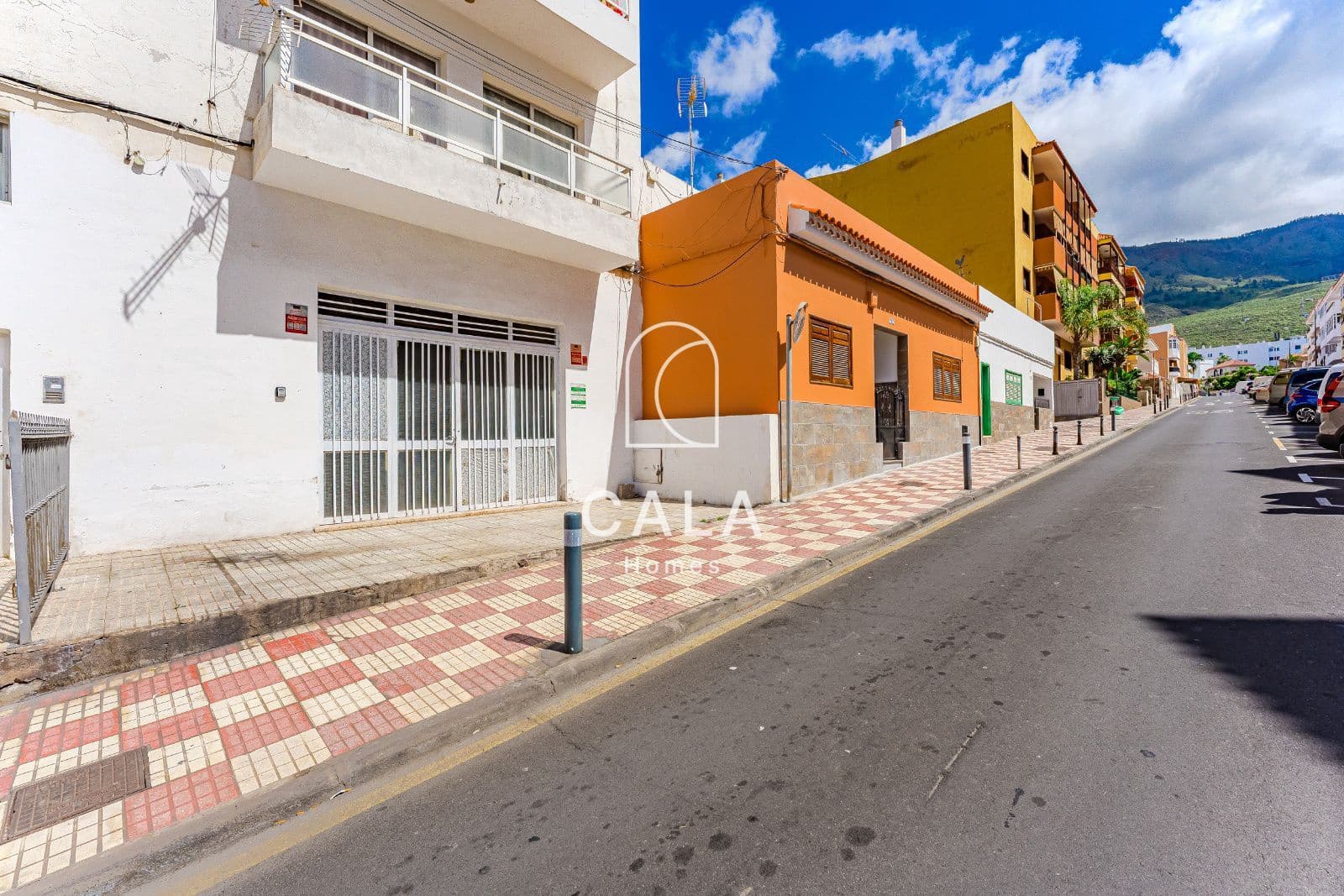 Commercial for sale in Adeje with garage - € 240,000 (Ref: 9834825)