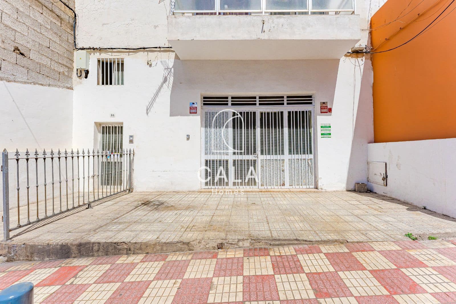 Commercial for sale in Adeje with garage - € 240,000 (Ref: 9834825)