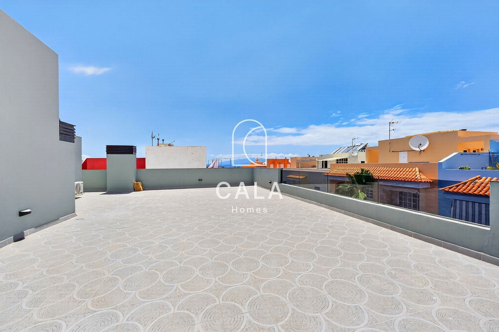 2 bedroom Flat for sale in Playa San Juan with garage - € 319,000 (Ref: 9834826)