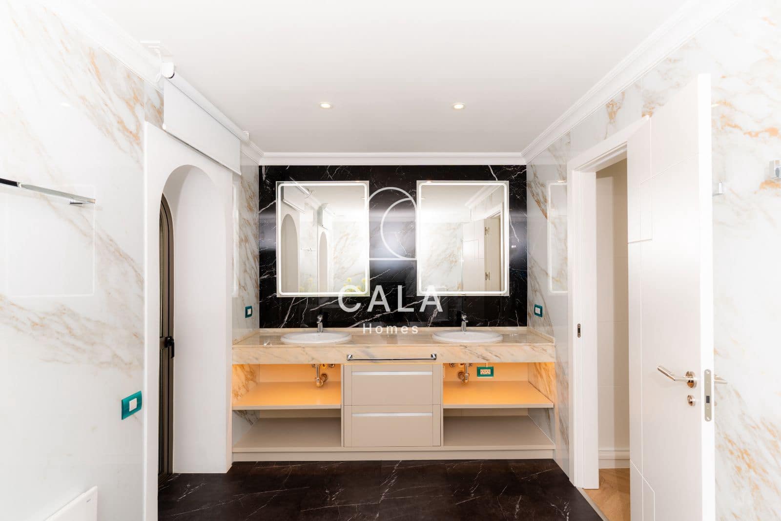4 quarto Casa em Banda para venda em La Caleta Adeje com piscina garagem - 3 500 000 € (Ref: 9838698)