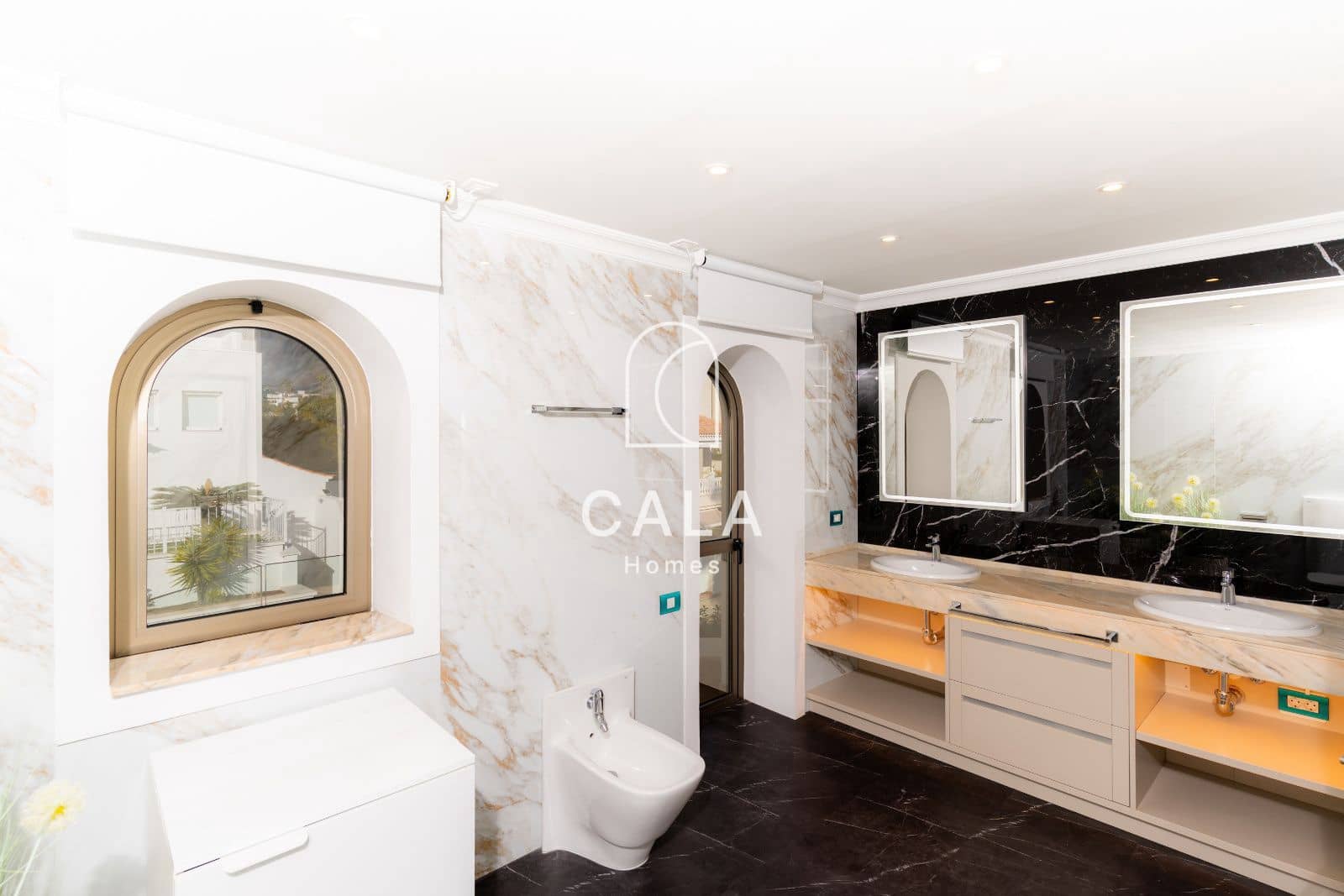 4 quarto Casa em Banda para venda em La Caleta Adeje com piscina garagem - 3 500 000 € (Ref: 9838698)