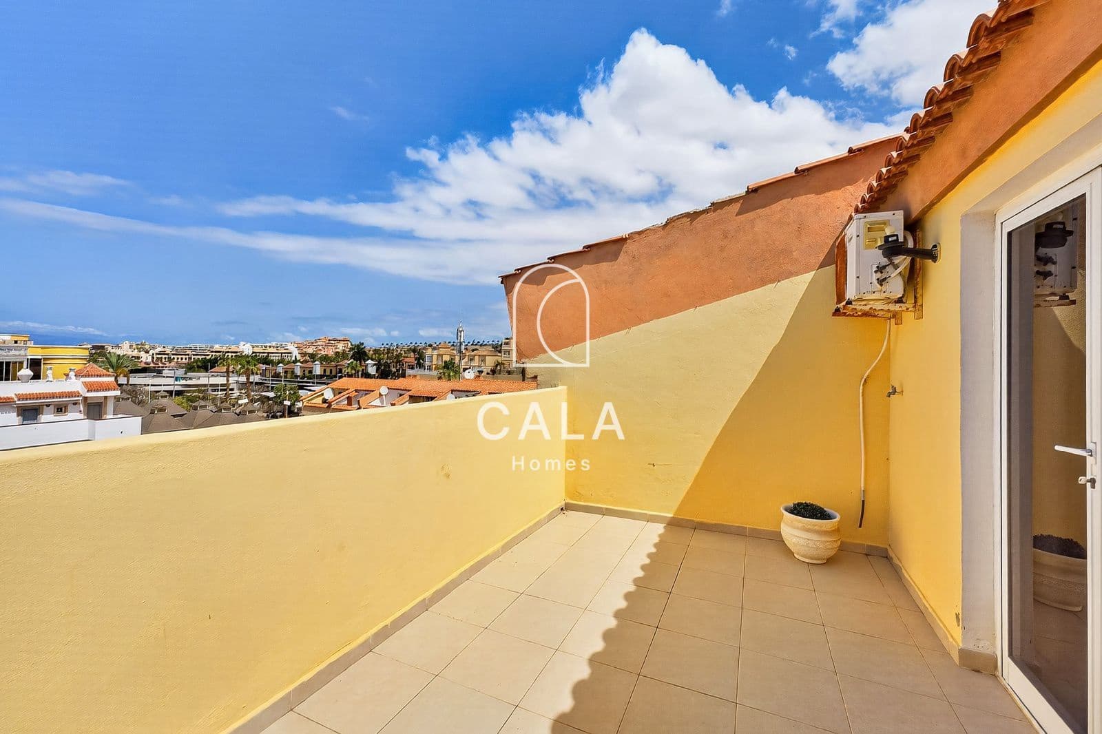 4 chambre Maison de Ville à vendre à Playa Fanabe avec piscine - 555 000 € (Ref: 9844415)