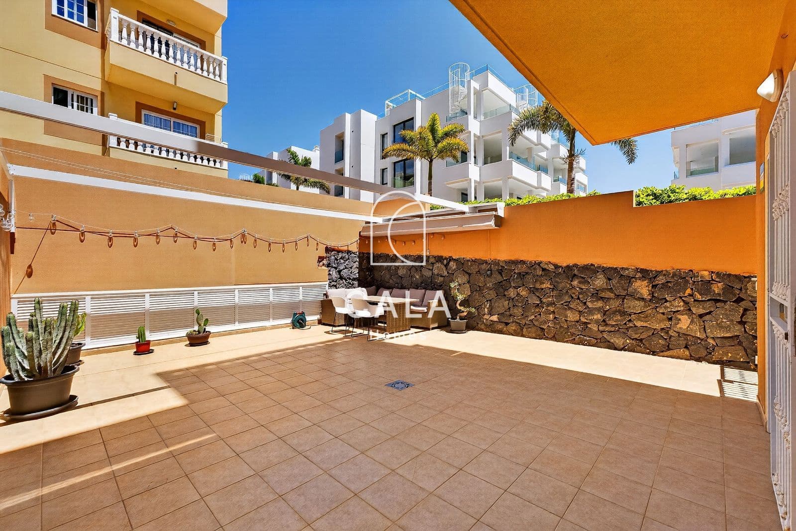 2 bedroom Flat for sale in Palm-Mar with pool garage - € 320,000 (Ref: 9861125)