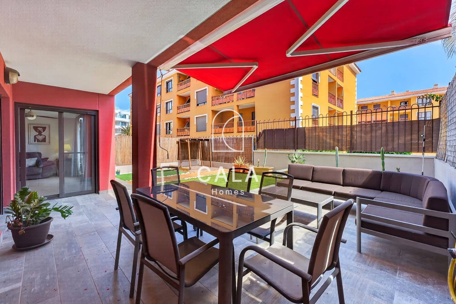 2 slaapkamer Flat te koop in Palm-Mar met zwembad garage - € 390.000 (Ref: 9861126)
