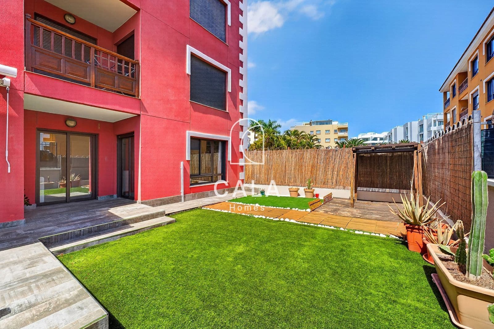 2 slaapkamer Flat te koop in Palm-Mar met zwembad garage - € 390.000 (Ref: 9861126)