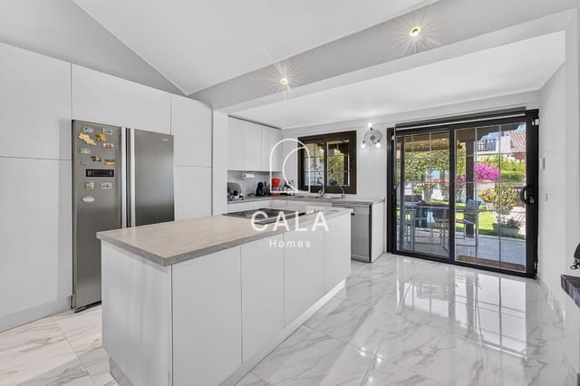 3 sypialnia Willa na sprzedaż w Golf del Sur, San Miguel de Abona z basenem garażem - 695 000 € (Ref: 9935301)