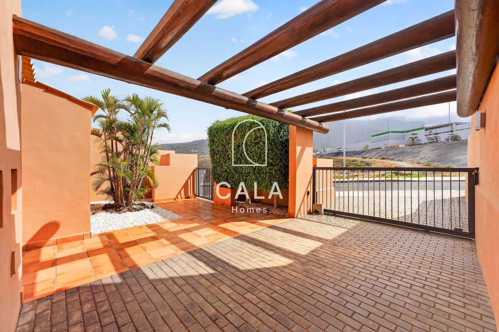 3 bedroom Villa for sale in Costa Adeje with pool garage - € 1,495,000 (Ref: 9958843)