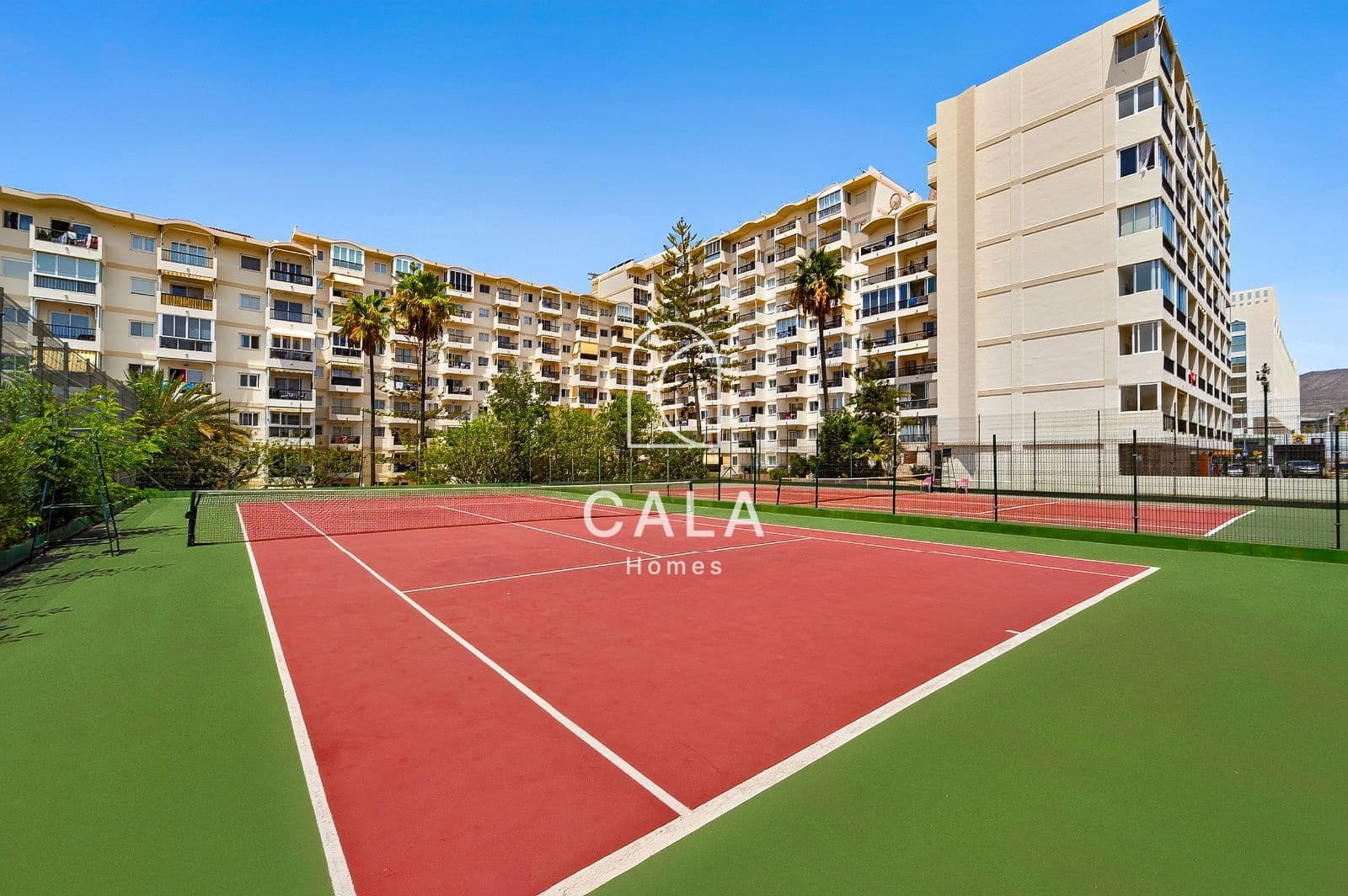 1 bedroom Flat for sale in Playa de las Americas with pool garage - € 315,000 (Ref: 9986147)