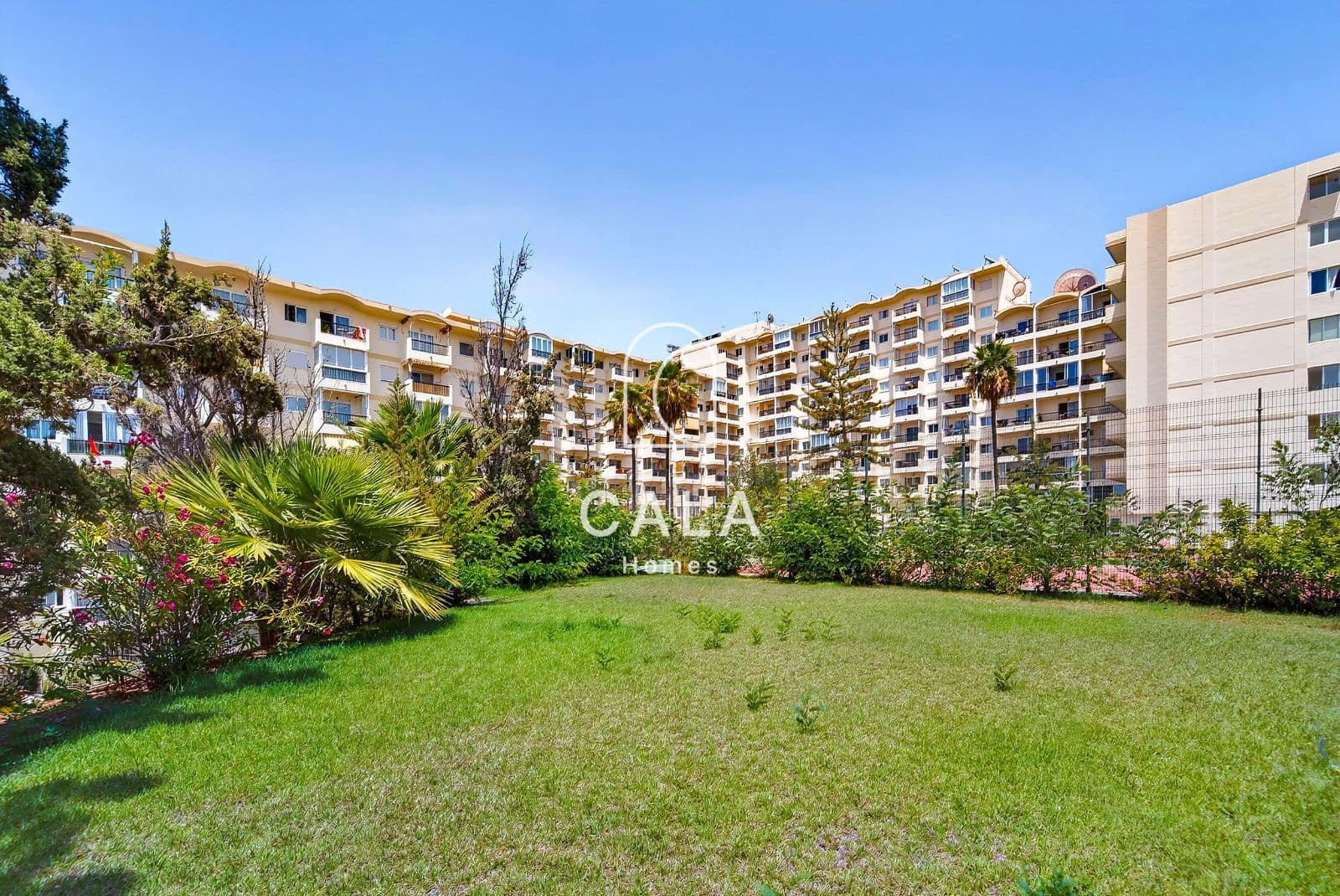 1 bedroom Flat for sale in Playa de las Americas with pool garage - € 315,000 (Ref: 9986147)