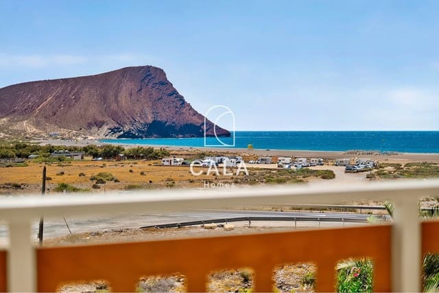 2 slaapkamer Huis te koop in El Medano, Granadilla de Abona met zwembad garage - € 475.000 (Ref: 9991514)