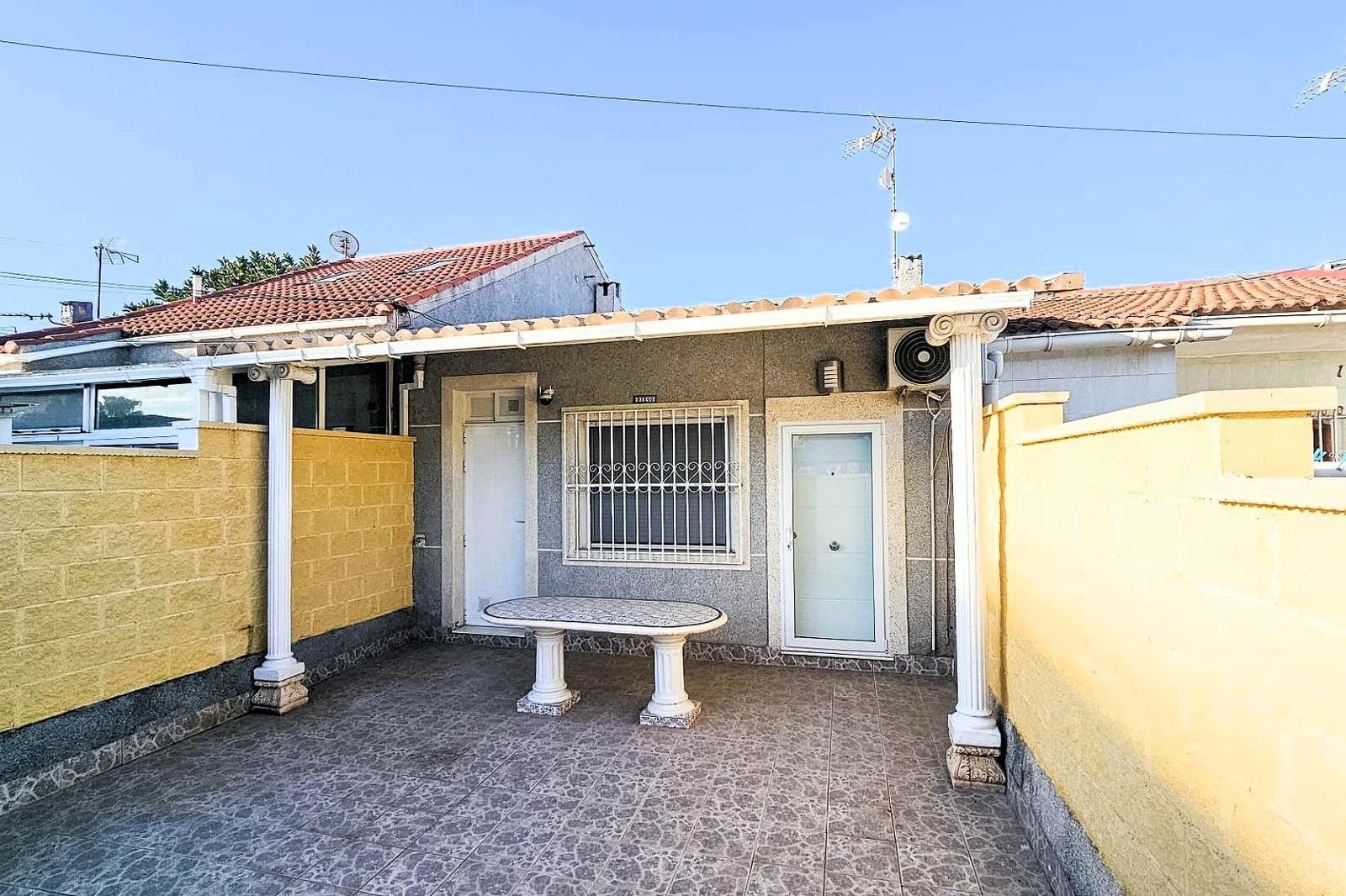 2 Zimmer Reihenhaus zu verkaufen in Torrevieja - 125.000 € (Ref: 10004185)
