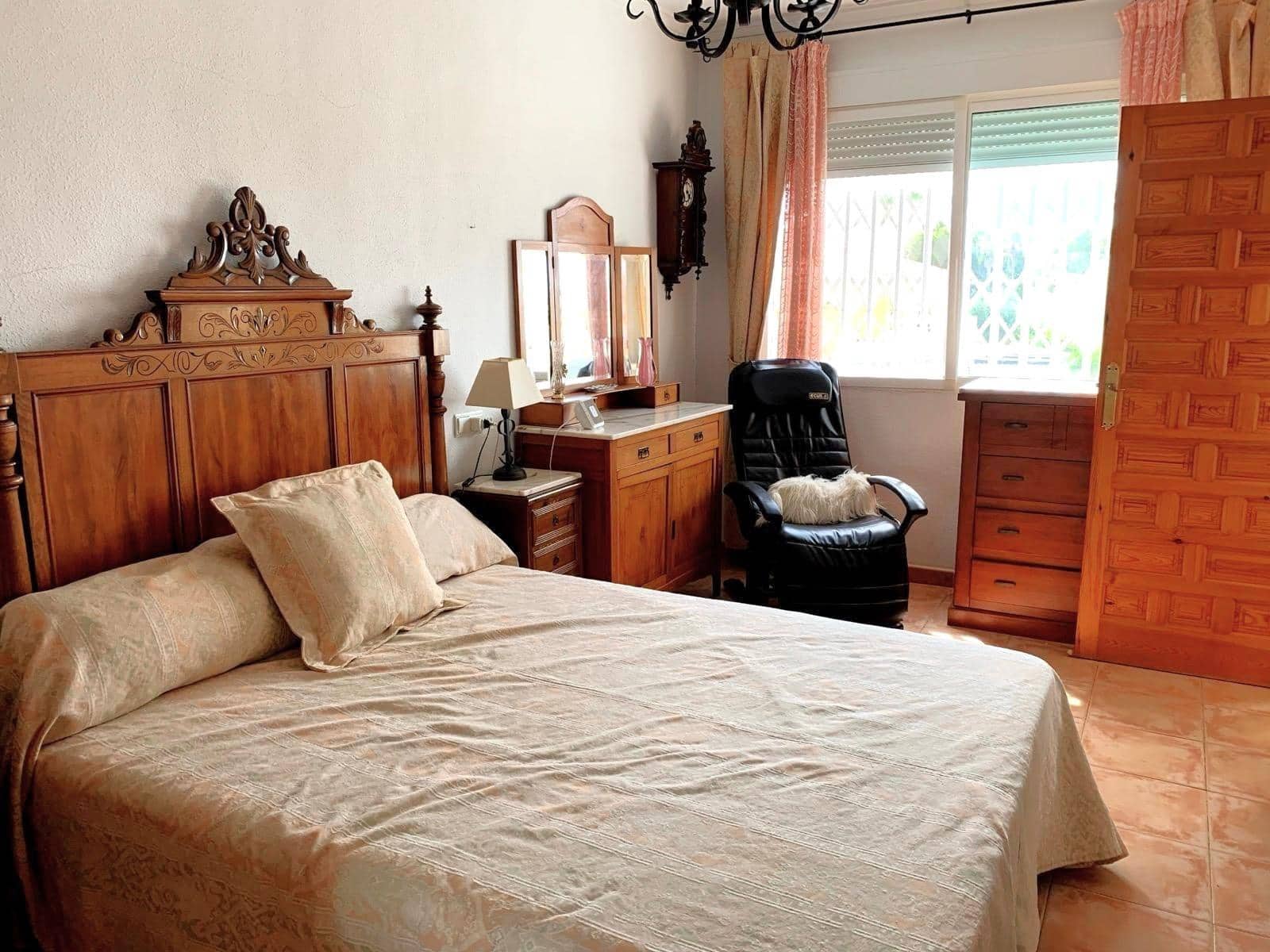 5 sypialnia Dom blizniak na sprzedaż w El Chaparral z basenem garażem - 345 000 € (Ref: 10018555)