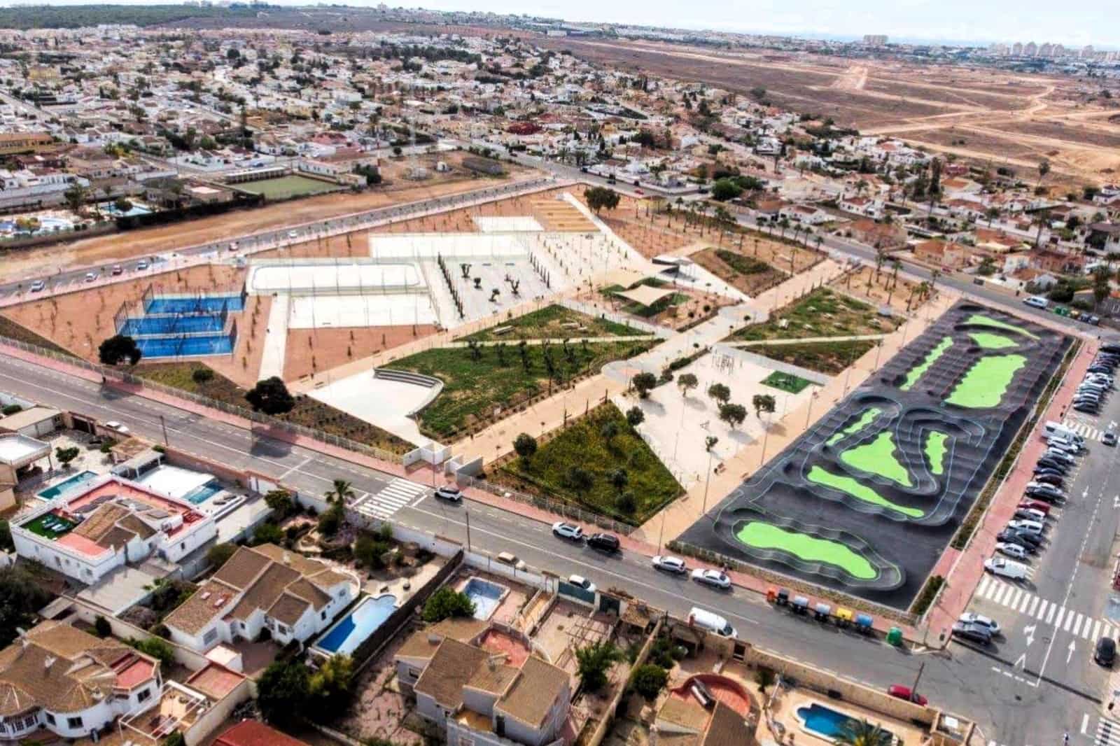 5 sypialnia Dom blizniak na sprzedaż w El Chaparral z basenem garażem - 345 000 € (Ref: 10018555)