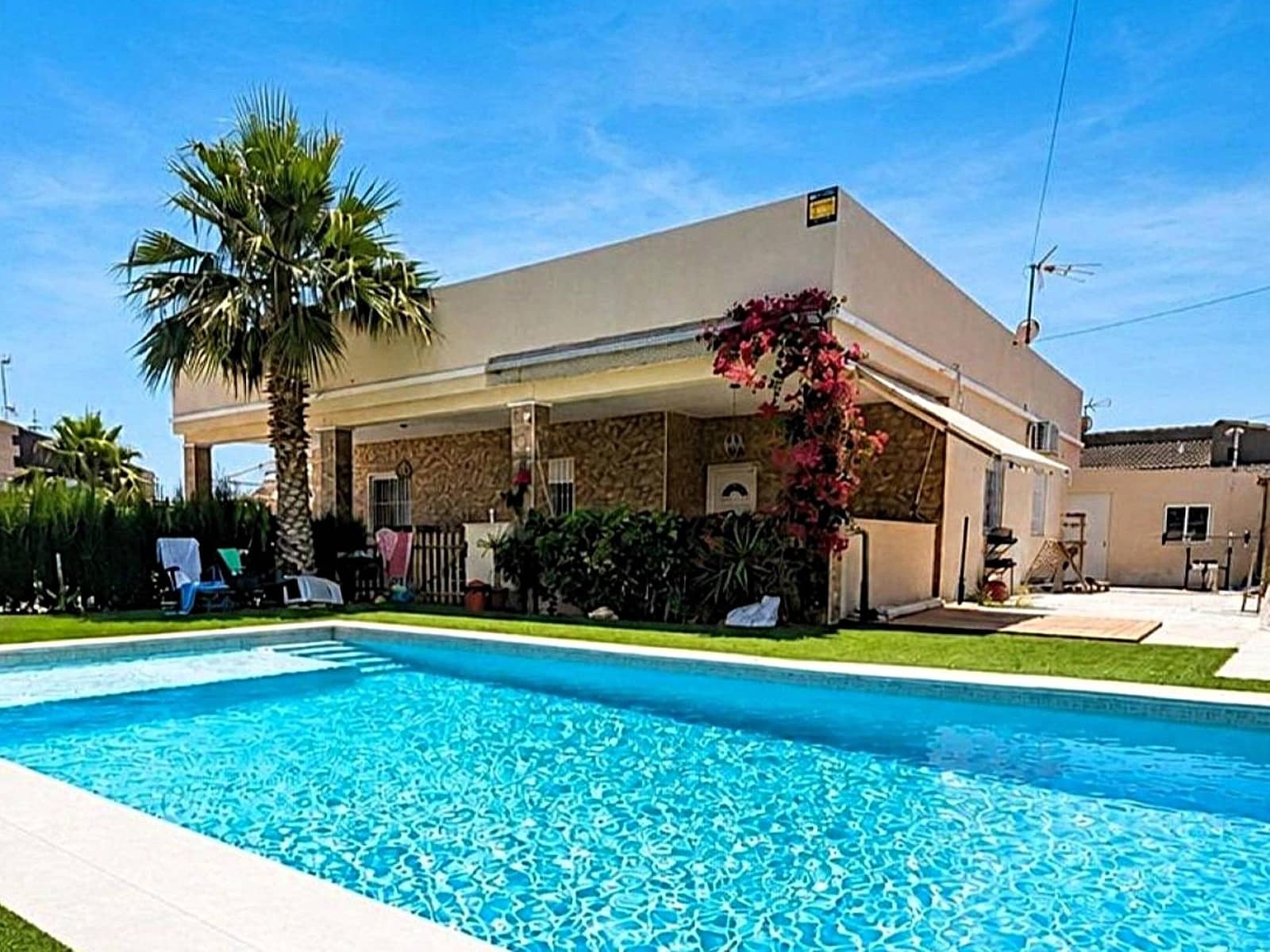 3 soverom Villa til salgs i Torrevieja med svømmebasseng garasje - € 410 000 (Ref: 10029437)