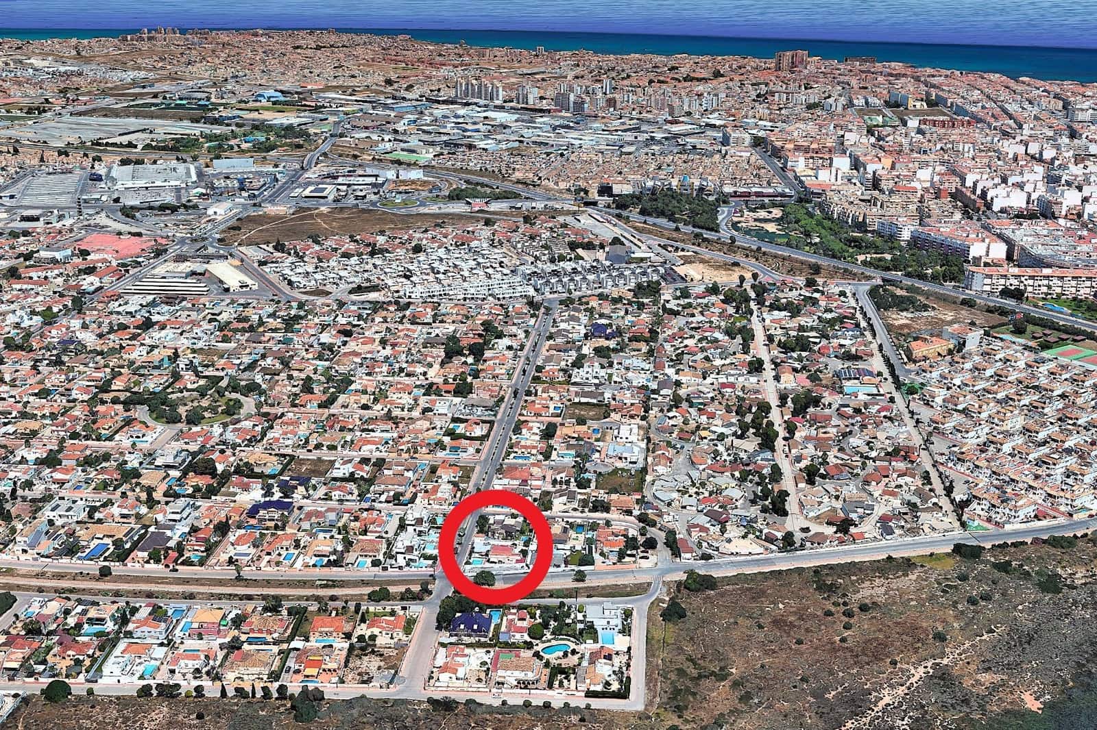 3 soverom Villa til salgs i Torrevieja med svømmebasseng garasje - € 410 000 (Ref: 10029437)