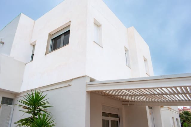 Chalet de 7 habitaciones en La Manga del Mar Menor en venta con piscina garaje - 990.000 € (Ref: 10030566)